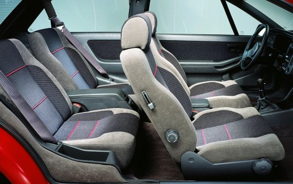 Най-изненадващото дори не е ABS - екзотична опция за стандартите на 80-те години, а такива неща като светещ ключ за стартиране на двигателя, бордови компютър, показващ разхода на гориво, и функцията Follow me home, която оставя фаровете включени за 30 секунди след заключване на автомобила.
